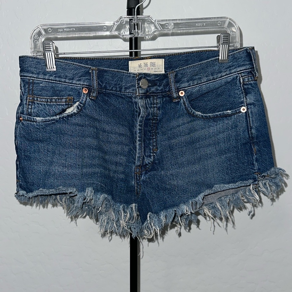 WE THE FREE CUT OFF SHORTS IN MEDIUM DARK WASH FRAY HEMS BUTTON FLY SIZE 28 EUC